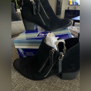 White Mountain suede leather bootie’s in 8.5
